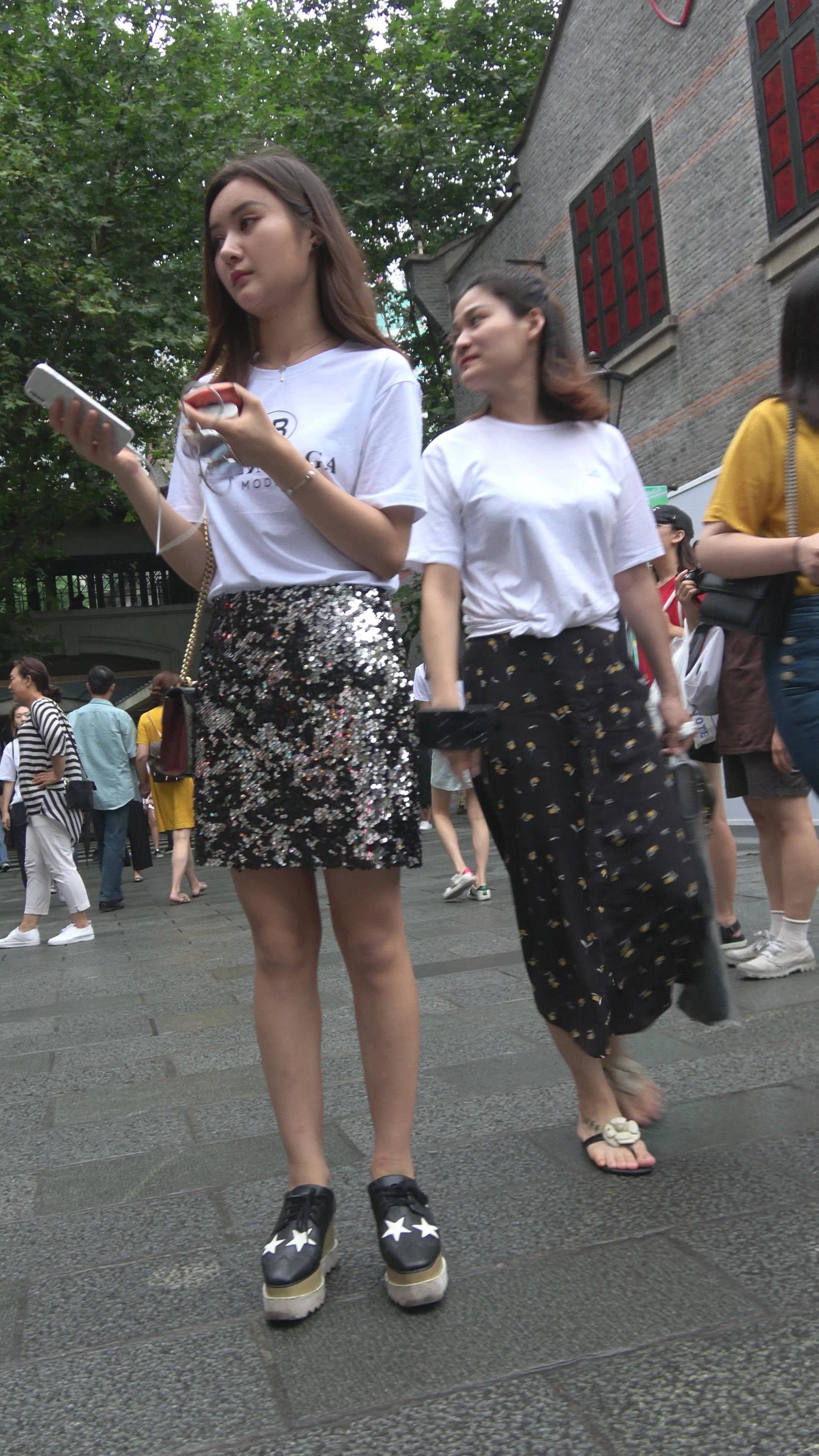 4K 闪闪发亮短裙白T恤街拍美女