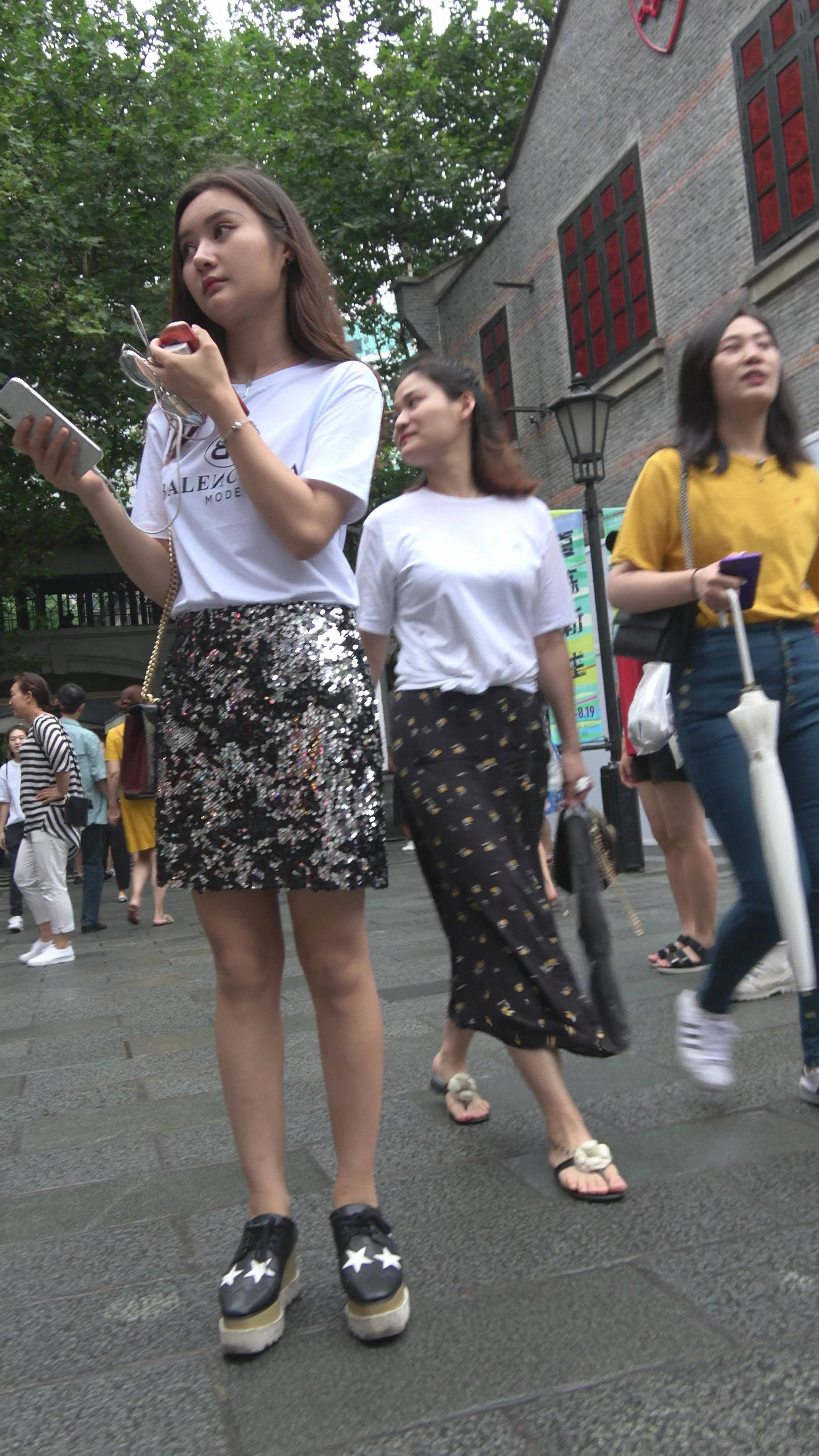 4K 闪闪发亮短裙白T恤街拍美女