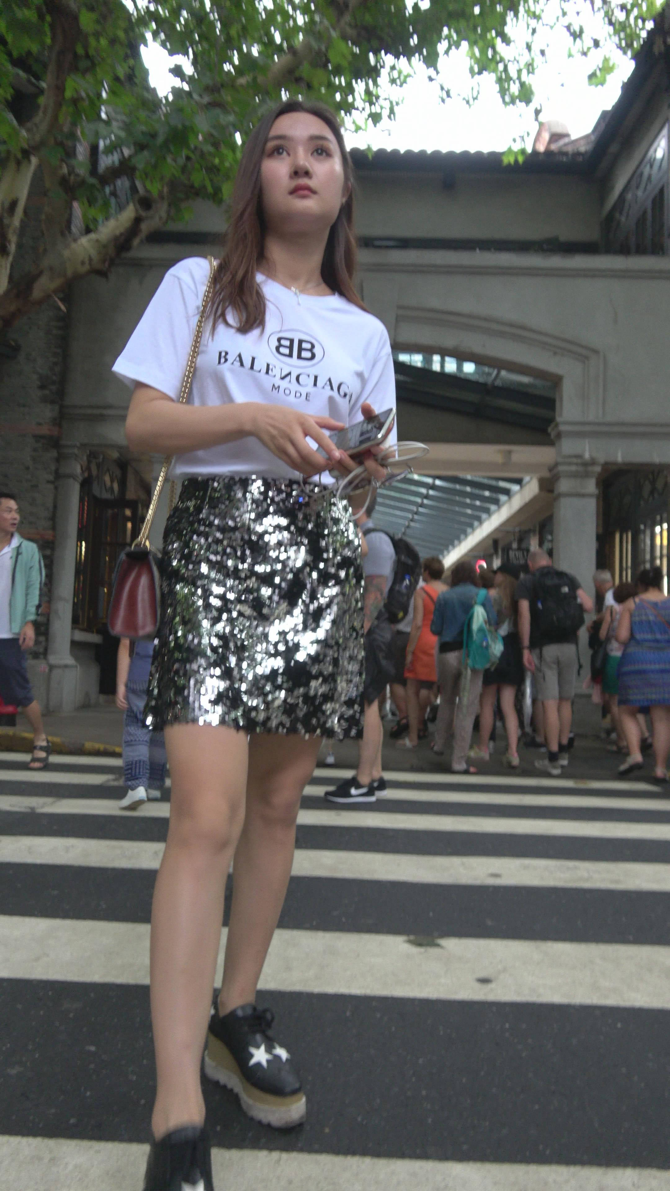 4K 闪闪发亮短裙白T恤街拍美女