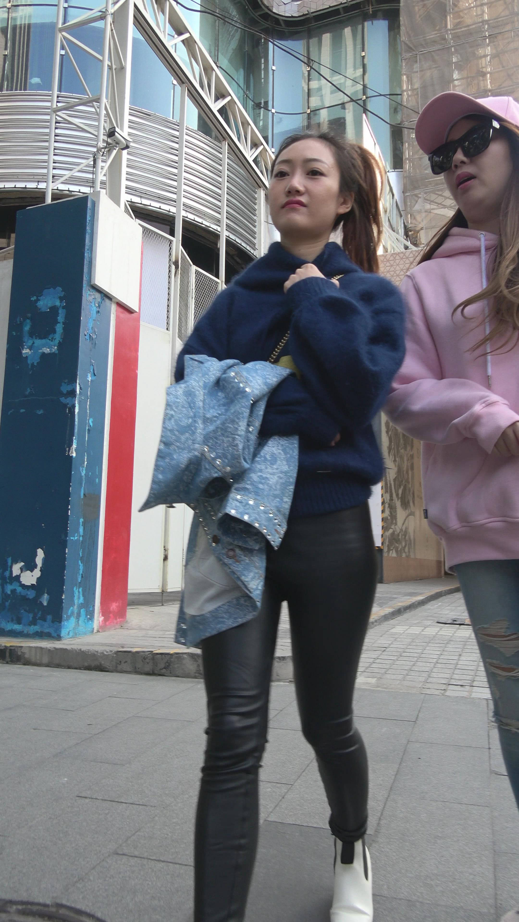 4K 紧身皮裤街拍美女 2