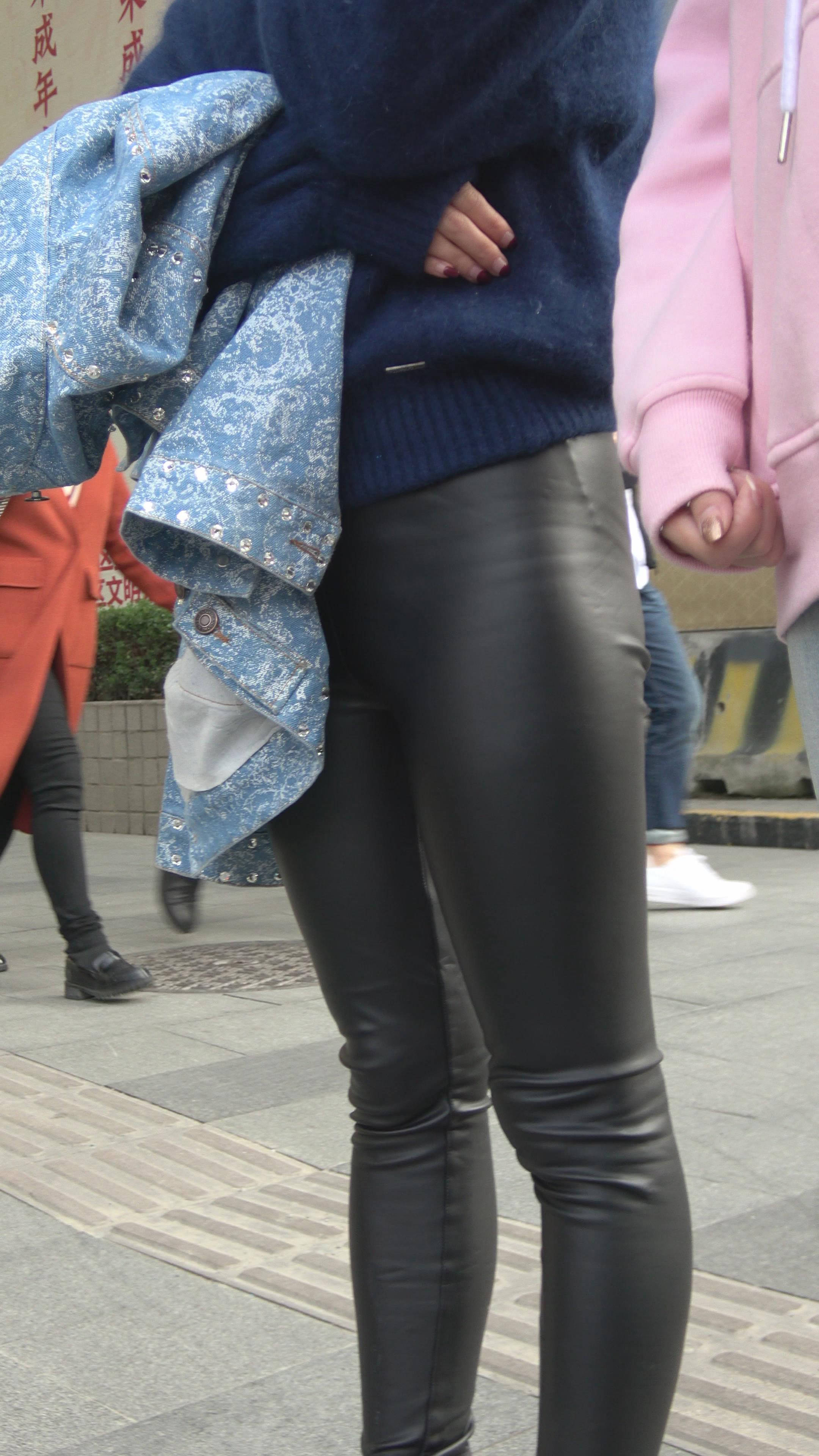 4K 紧身皮裤街拍美女 2