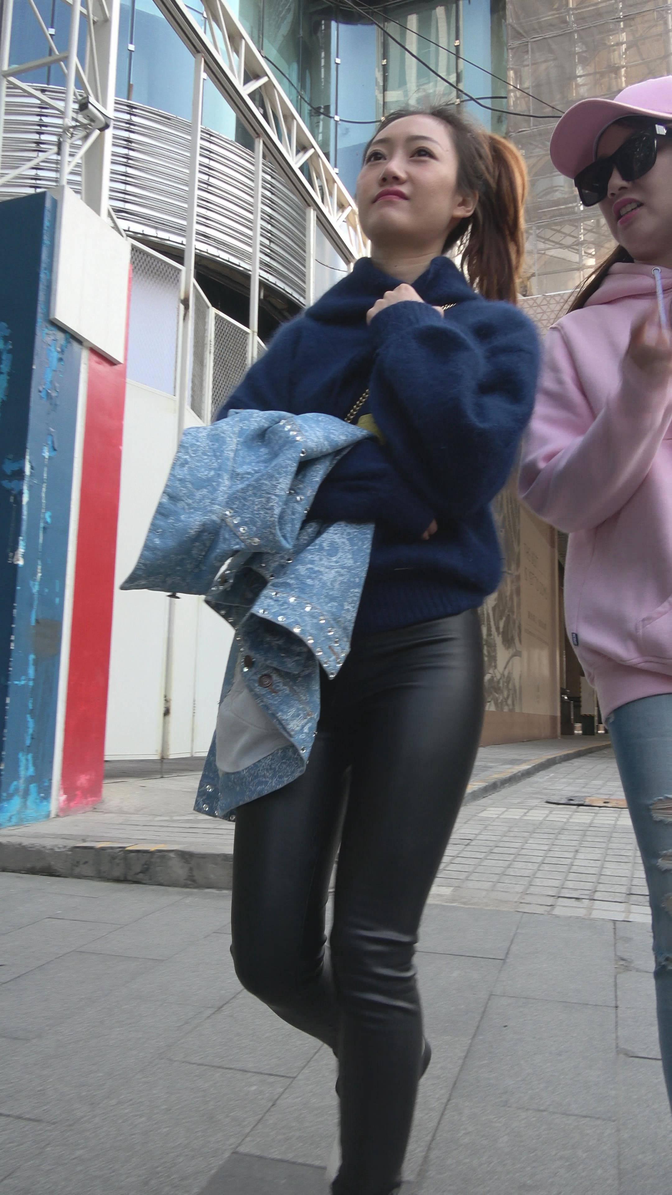 4K 紧身皮裤街拍美女 2
