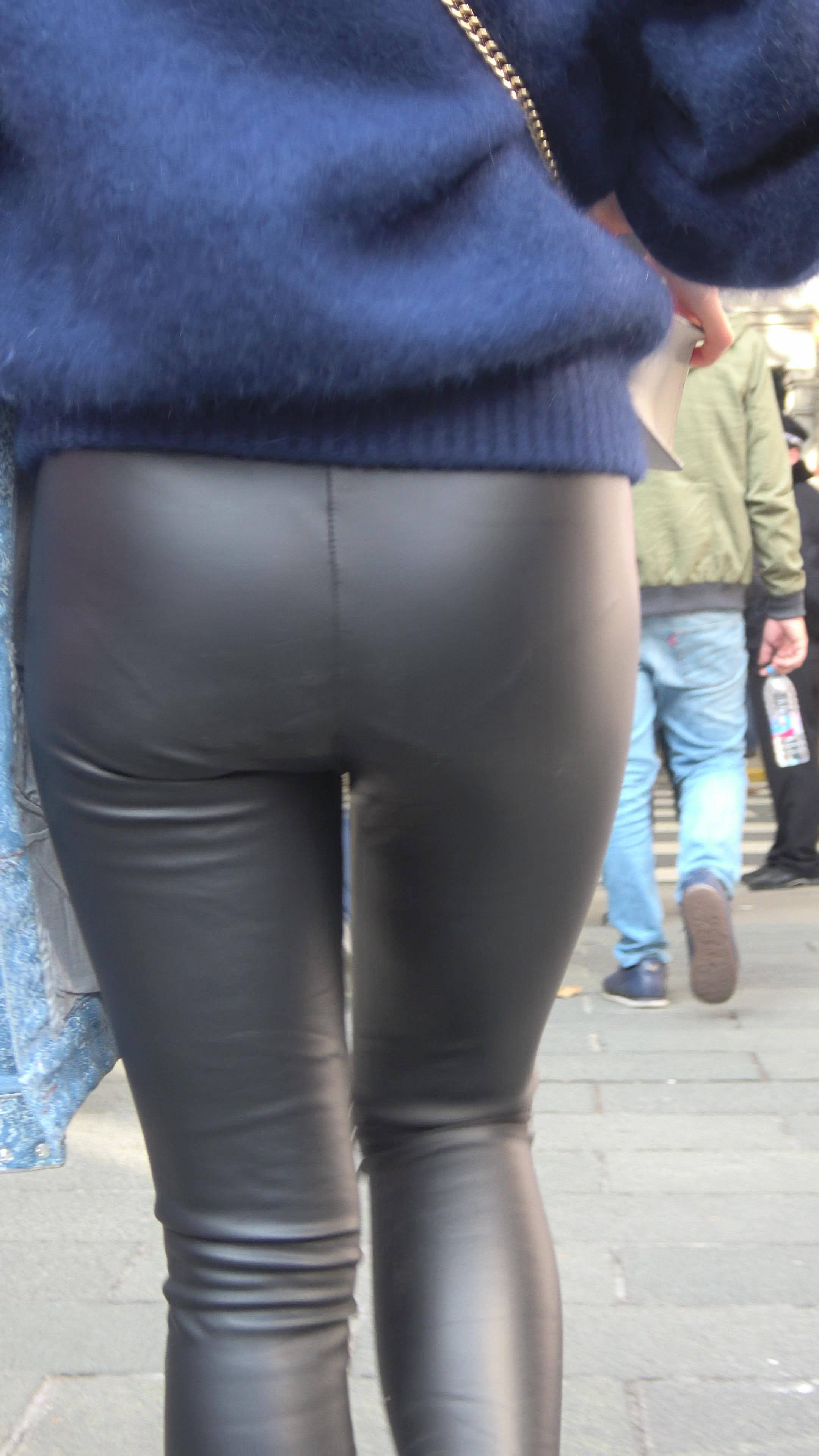 4K 深蓝色卫衣街拍皮裤美女 3