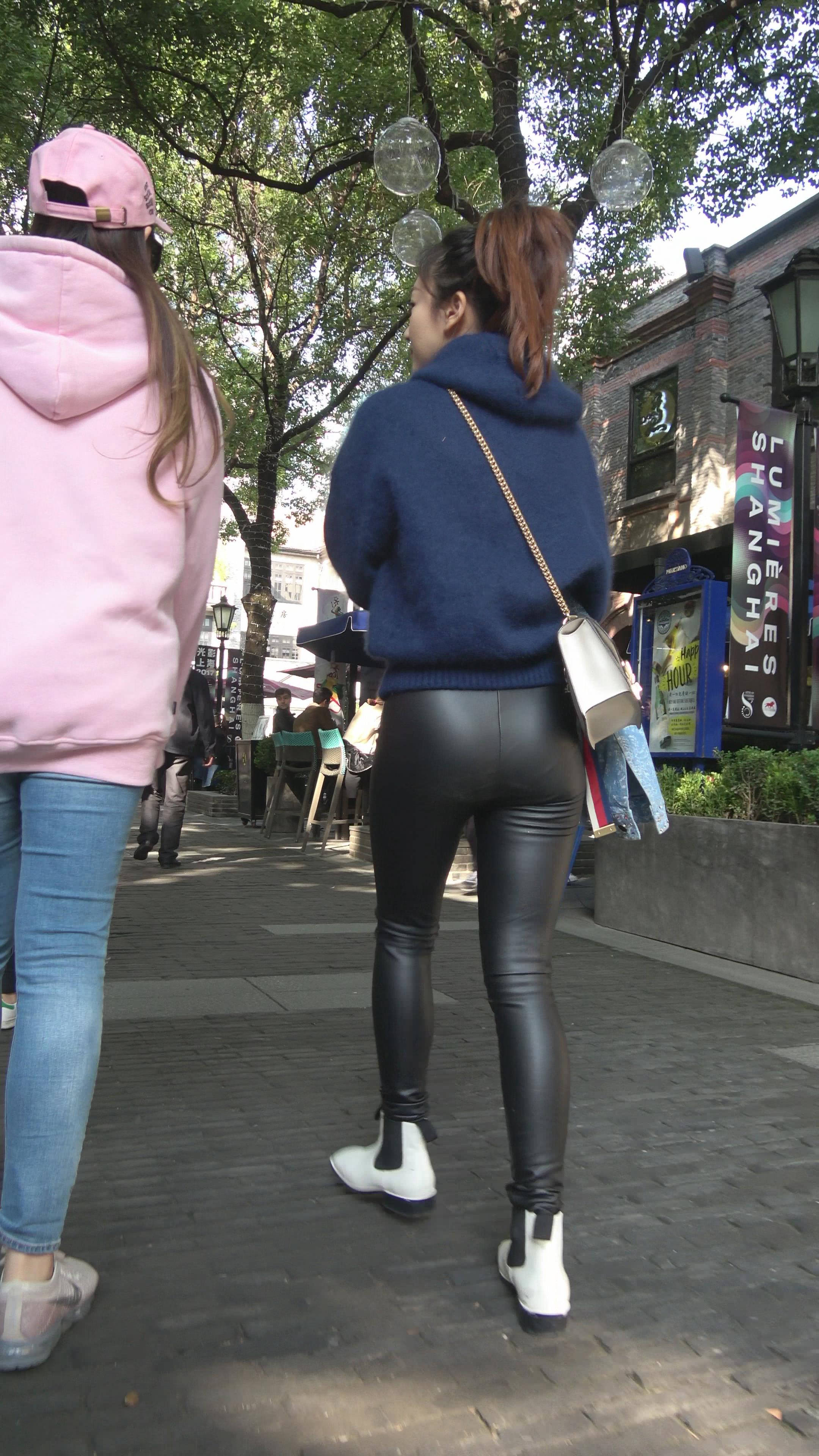 4K 深蓝色卫衣街拍皮裤美女 3