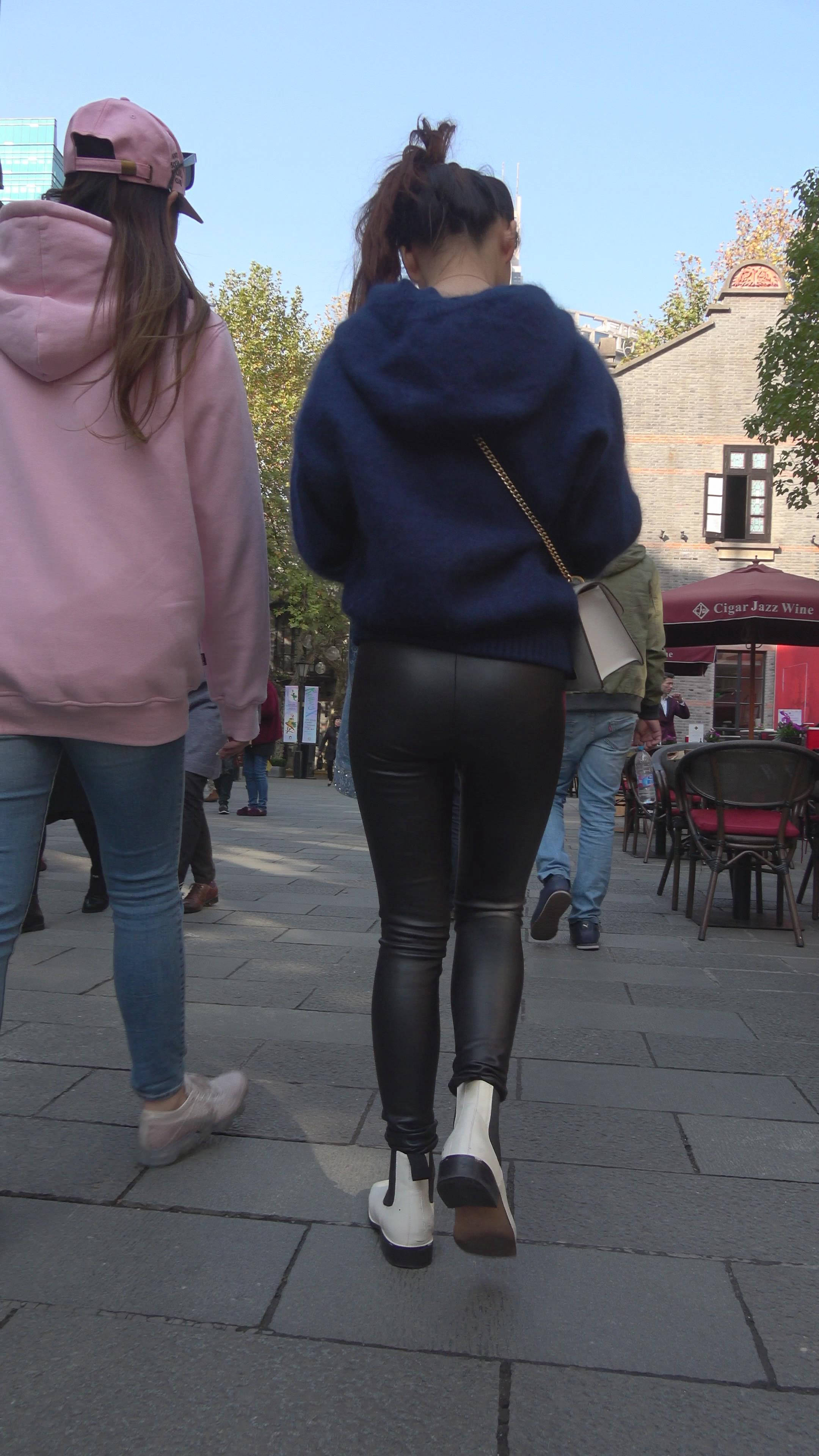 4K 深蓝色卫衣街拍皮裤美女 3