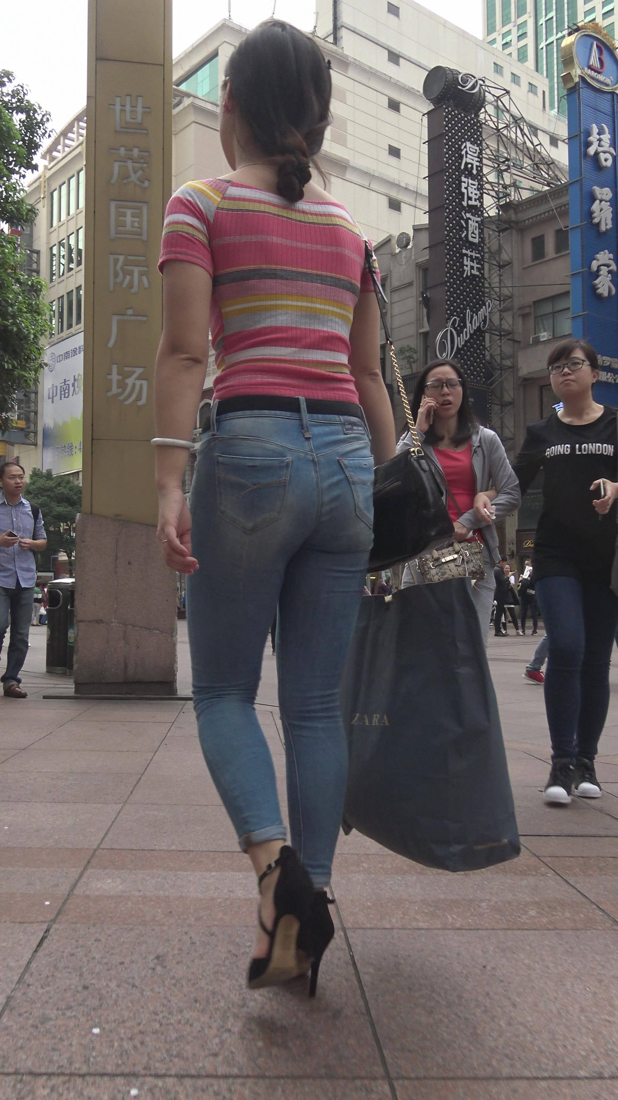 4K 超级美丽的街拍紧身牛仔美女2