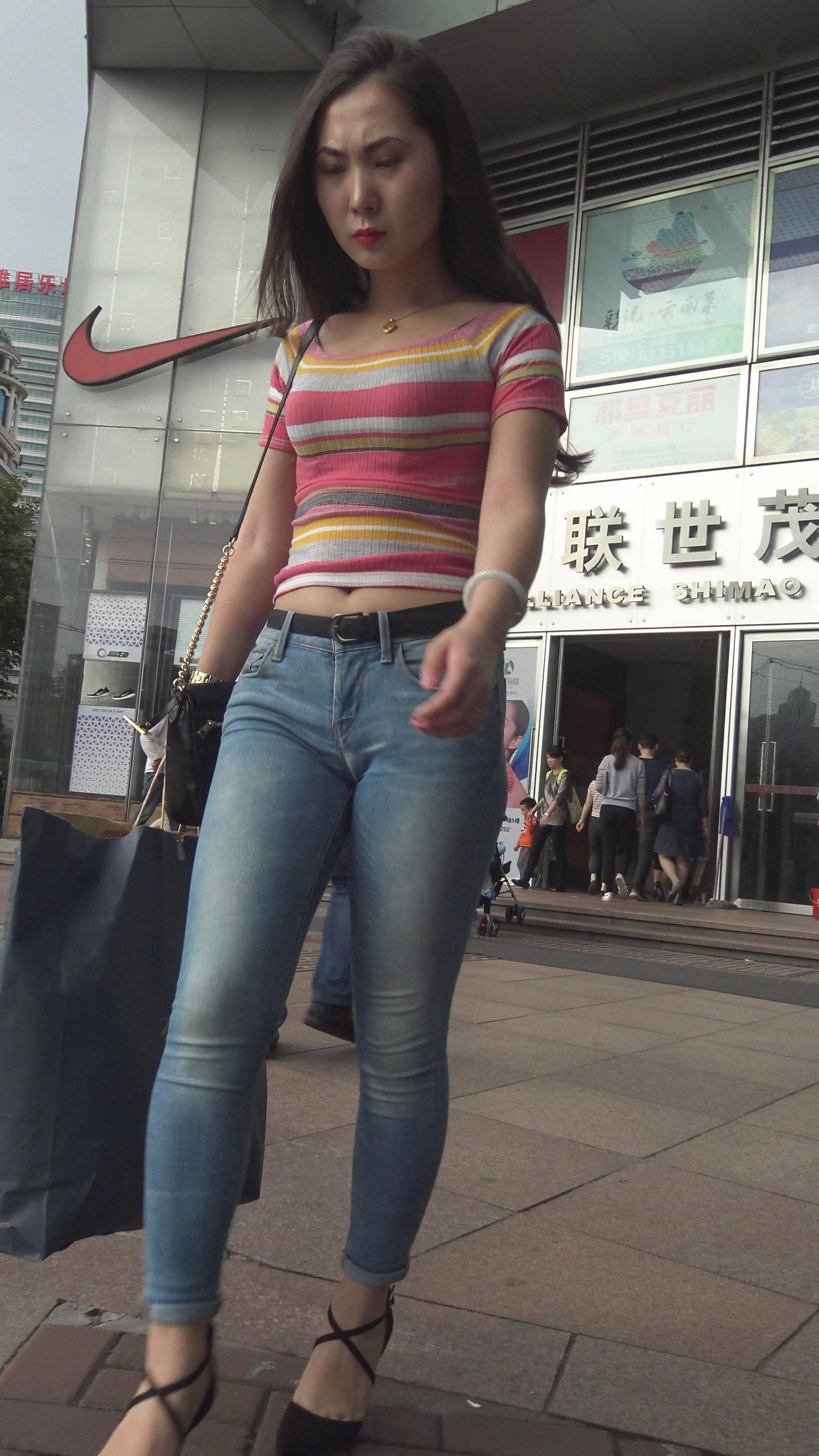 4K 漂亮街拍紧身牛仔美女 1