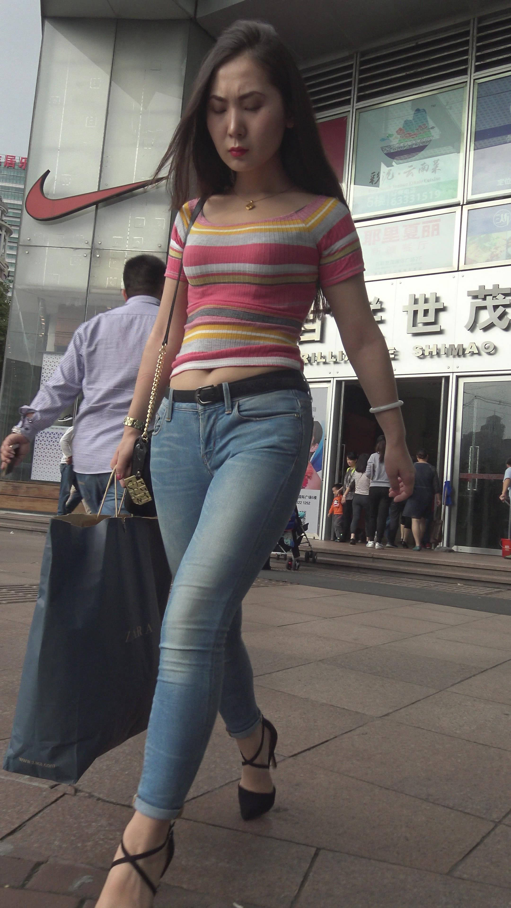 4K 漂亮街拍紧身牛仔美女 1