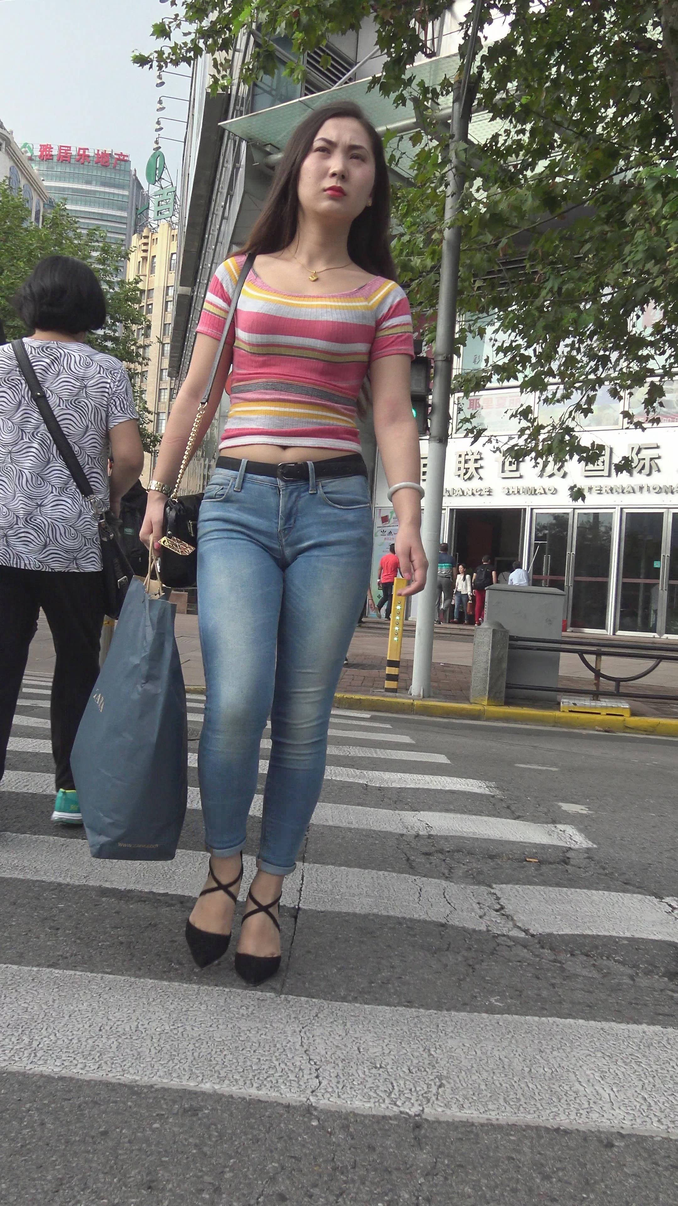 4K 漂亮街拍紧身牛仔美女 1