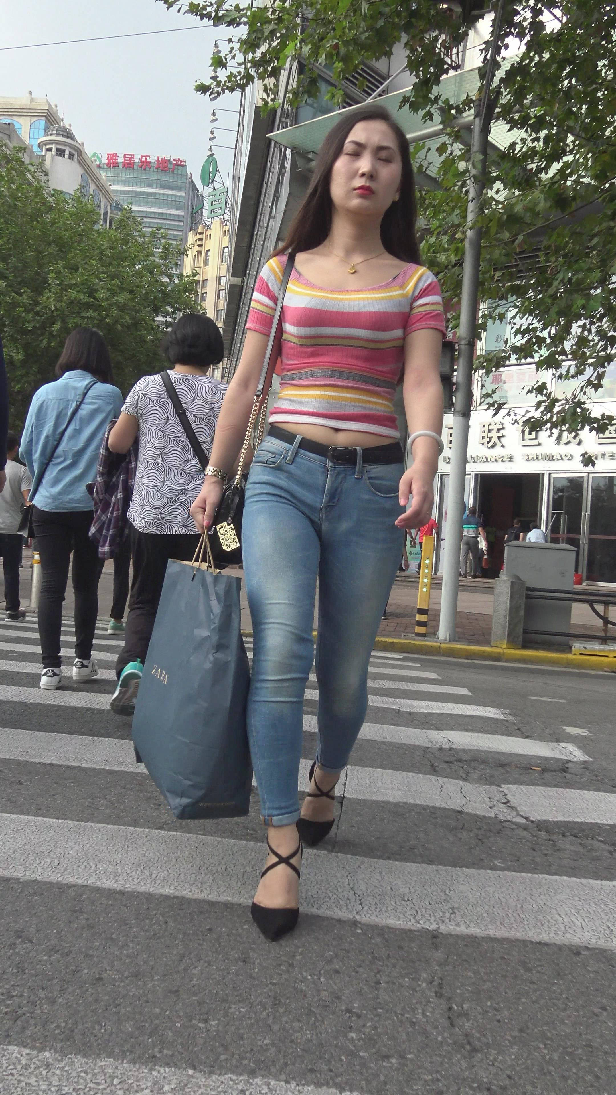 4K 漂亮街拍紧身牛仔美女 1