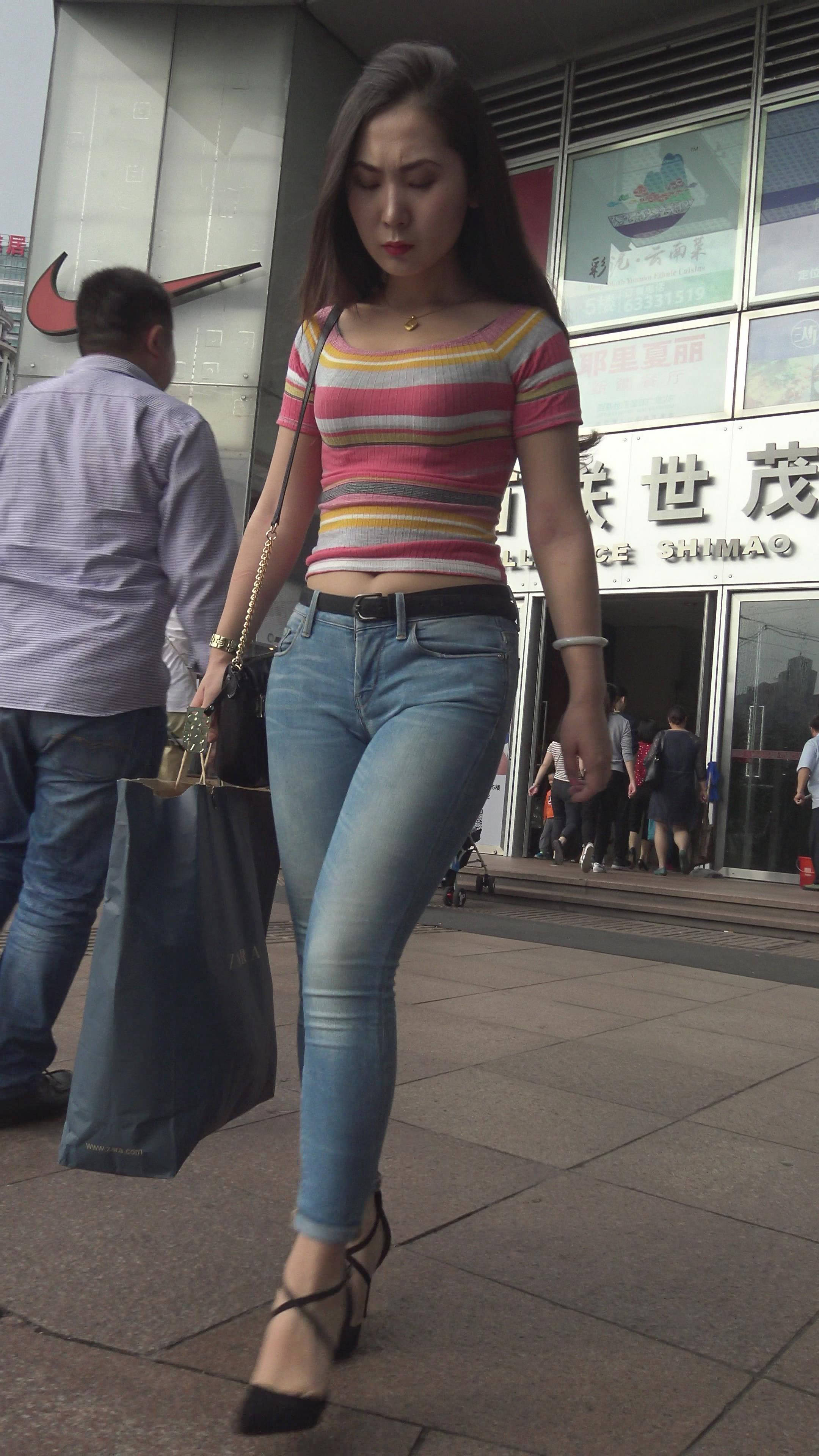 4K 漂亮街拍紧身牛仔美女 1