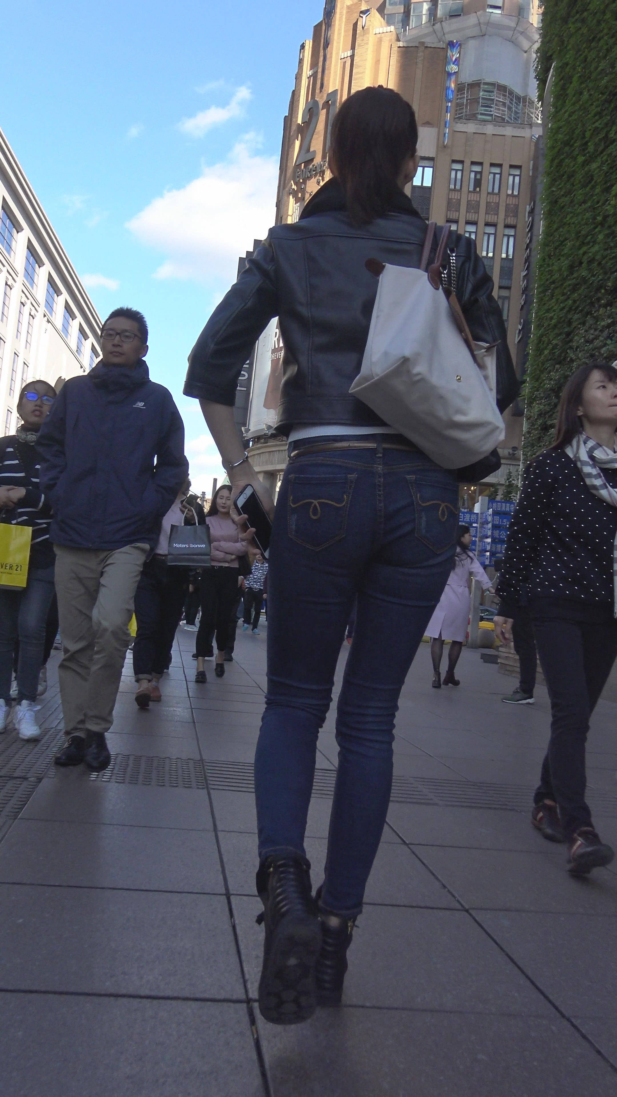 超极品身材街拍紧身牛仔美女