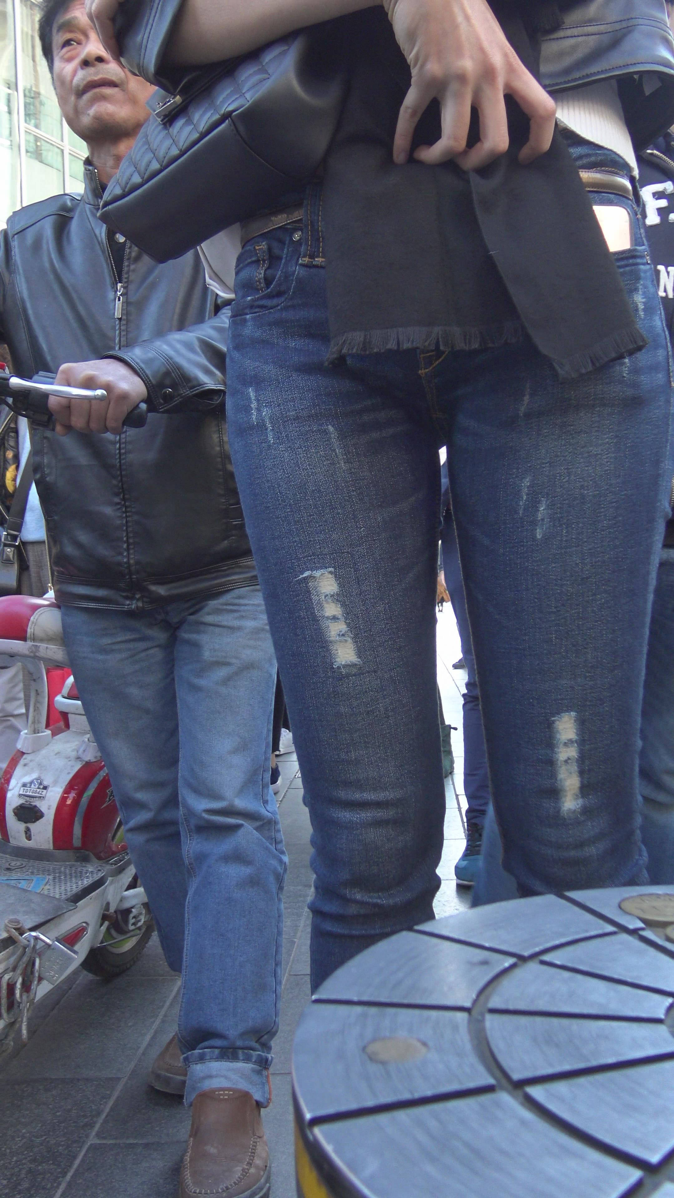 超极品身材街拍紧身牛仔美女