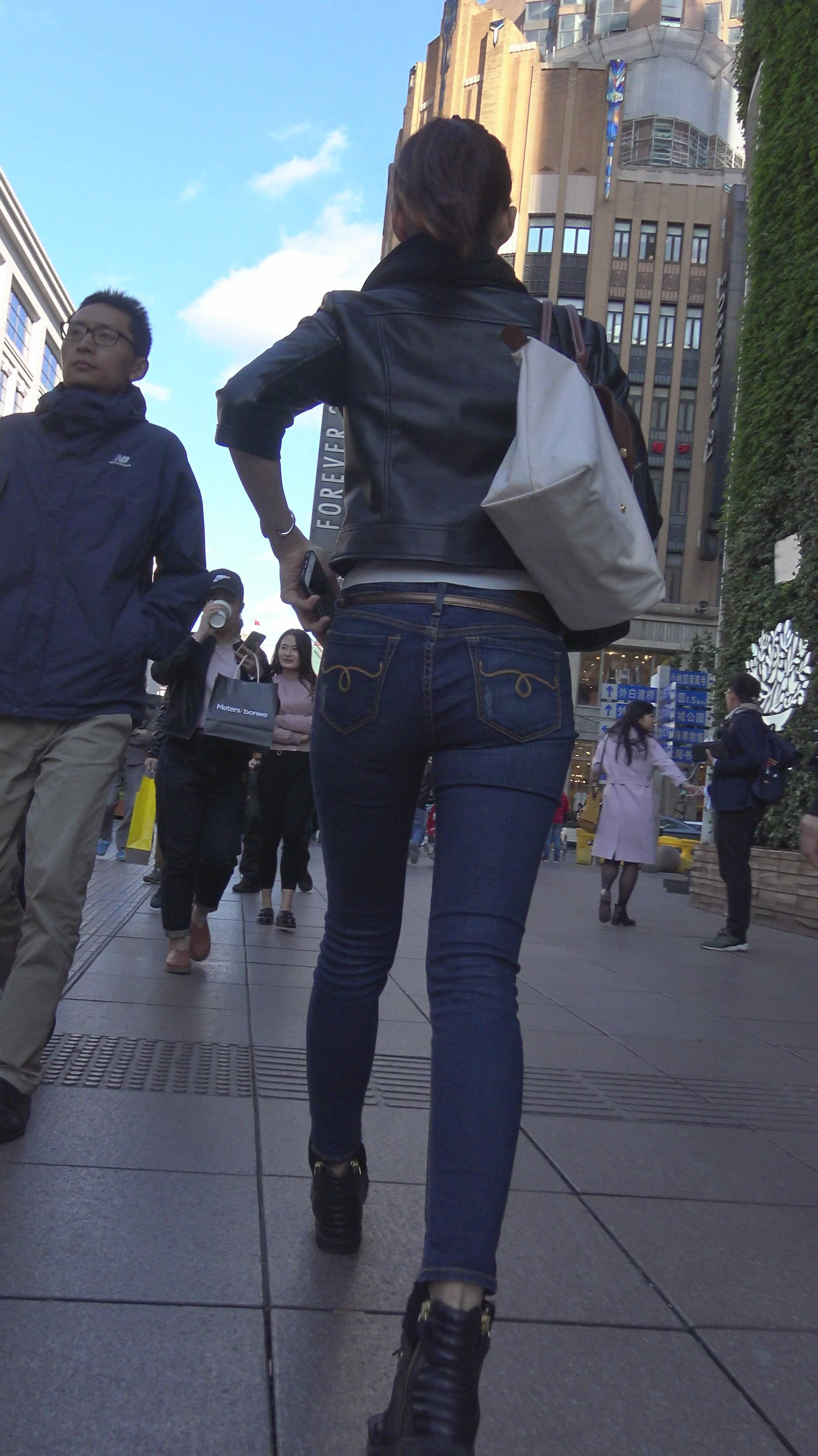 超极品身材街拍紧身牛仔美女