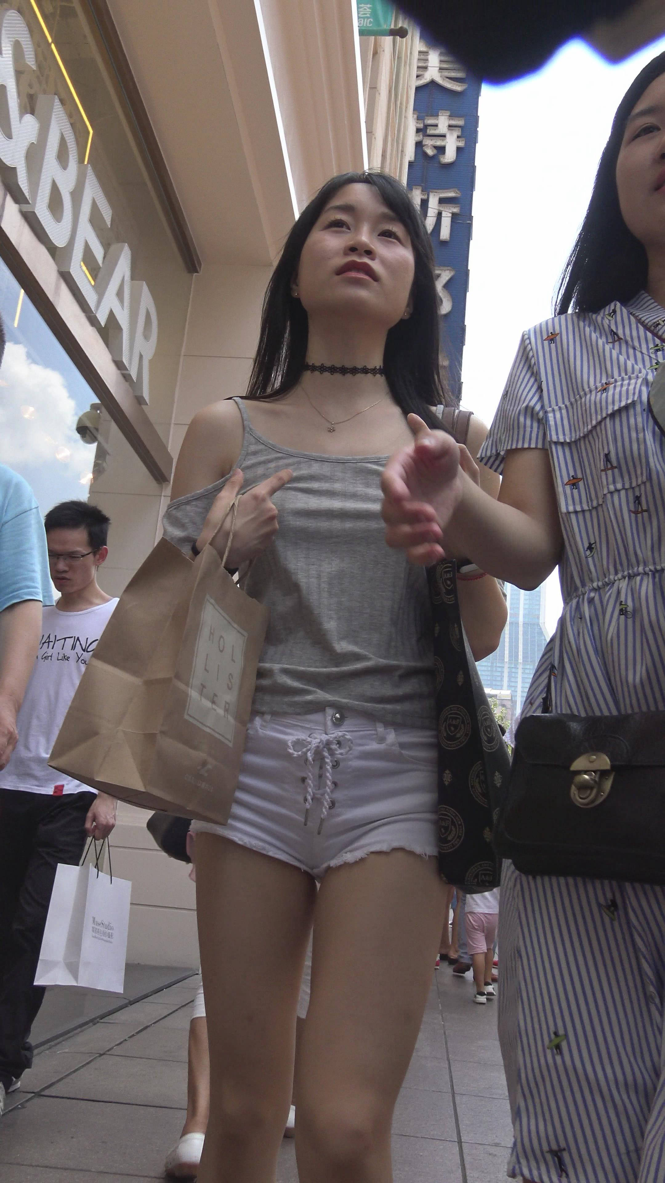 4k-清新白短热裤小姐姐兴高采烈逛街