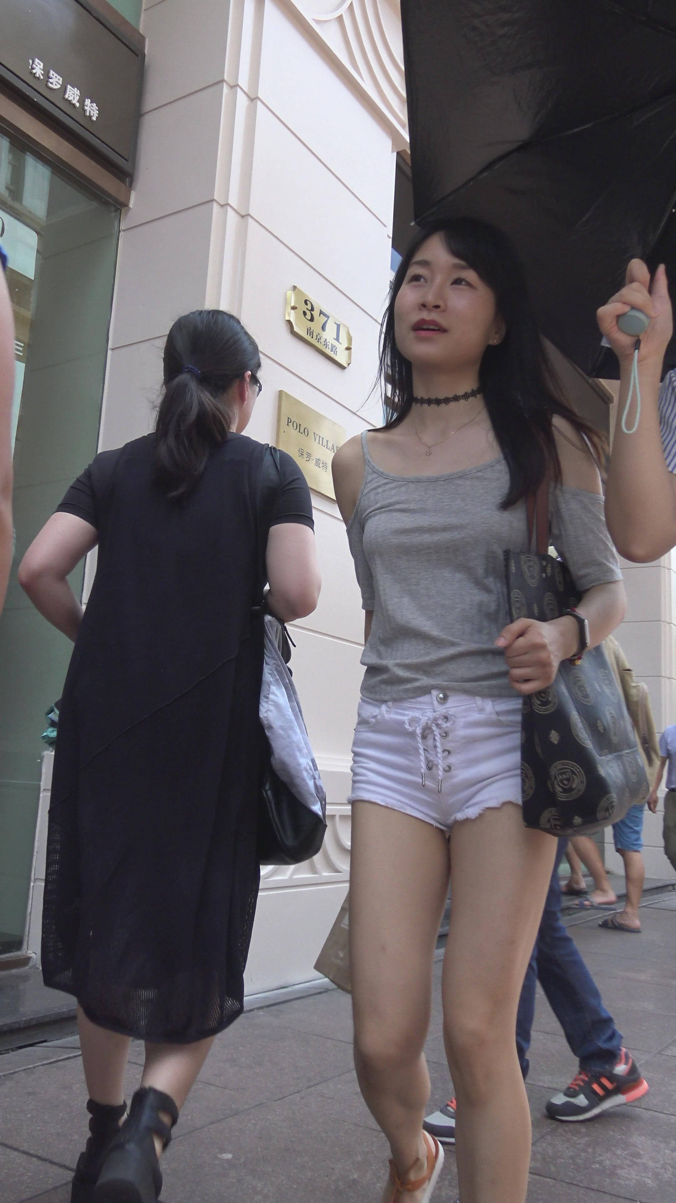 4k-清新白短热裤小姐姐兴高采烈逛街