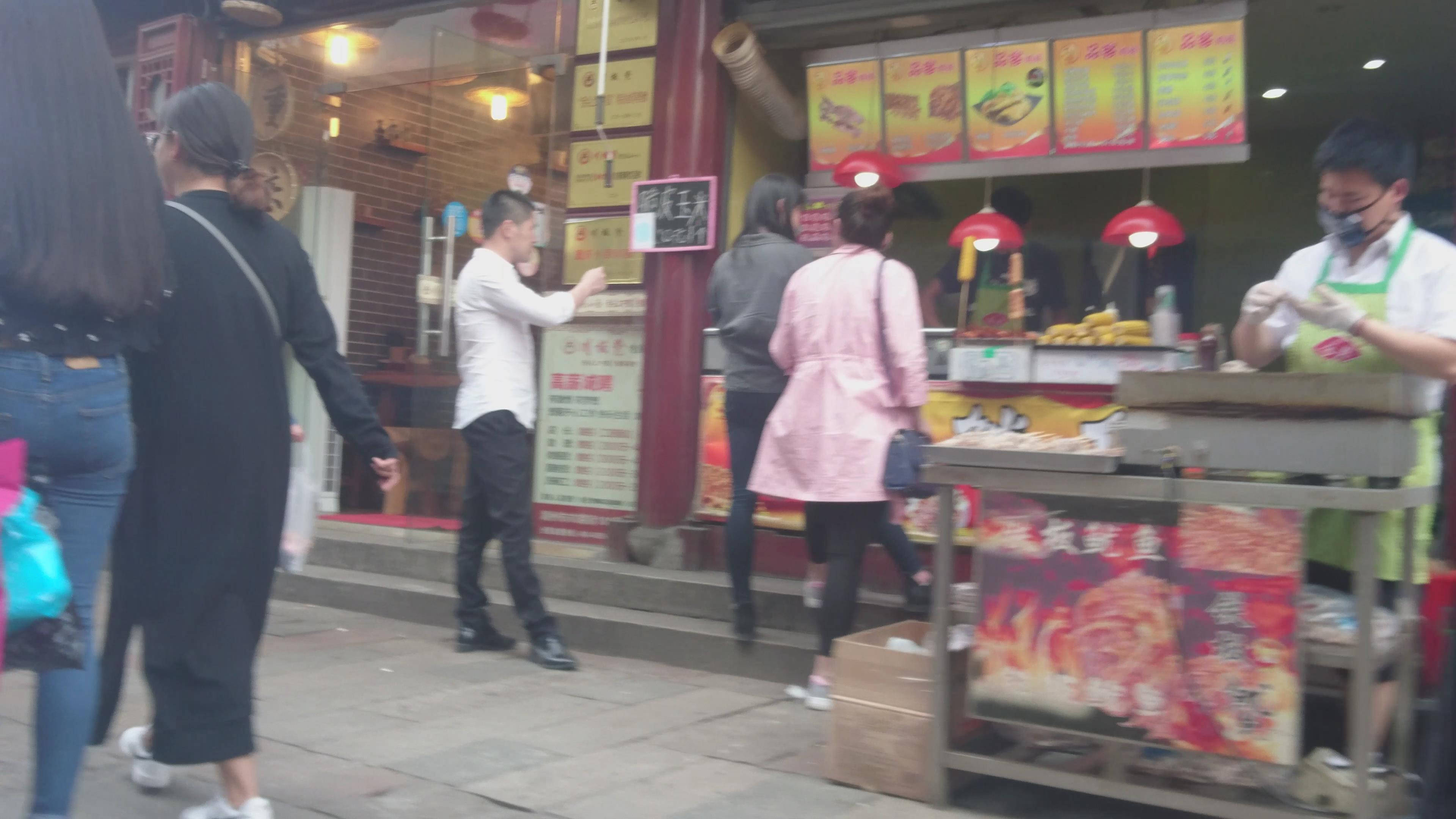 4k-跟拍极品丰臀蓝色牛仔裤美女，发育得太棒啦