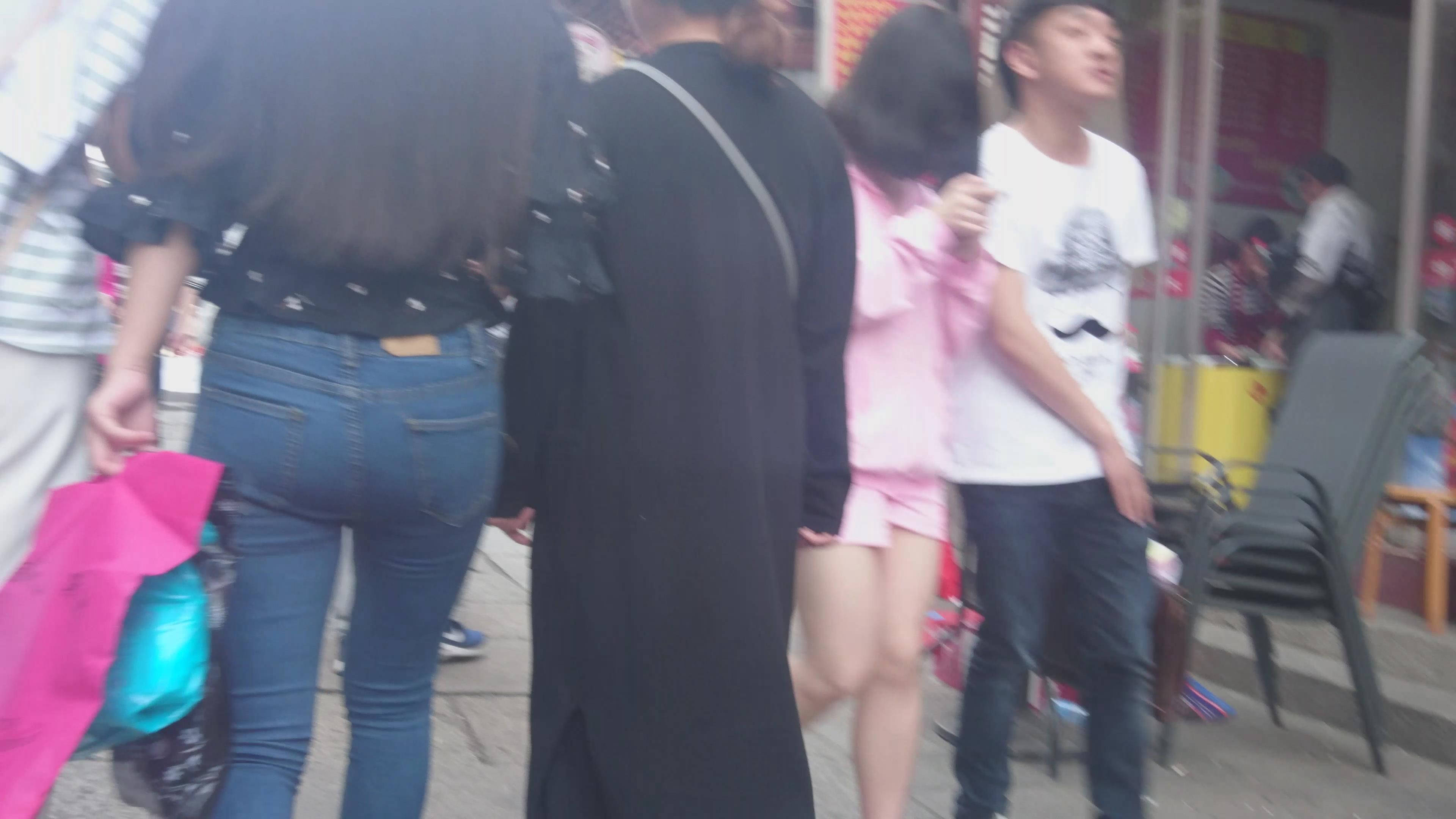 4k-跟拍极品丰臀蓝色牛仔裤美女，发育得太棒啦