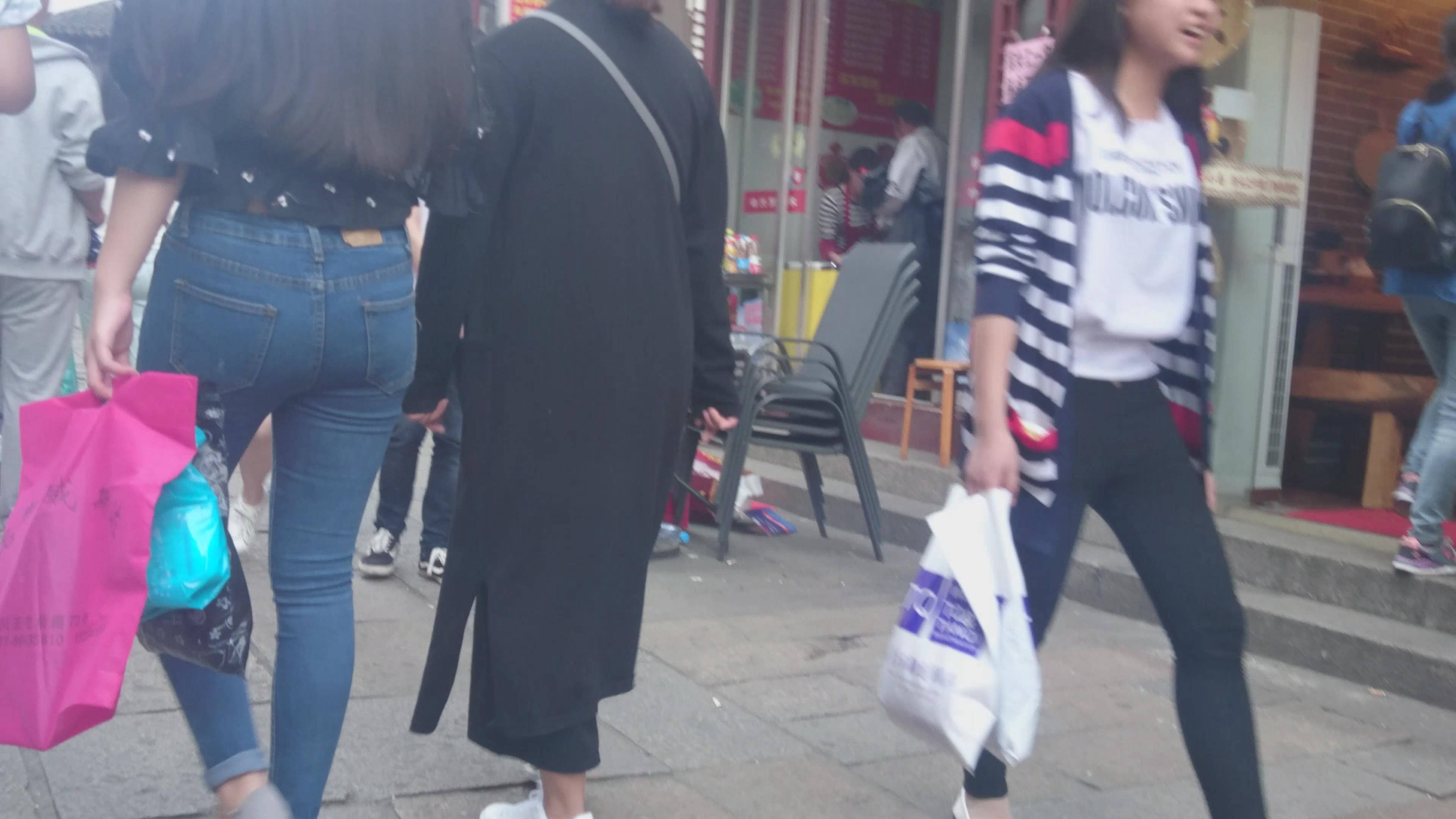 4k-跟拍极品丰臀蓝色牛仔裤美女，发育得太棒啦