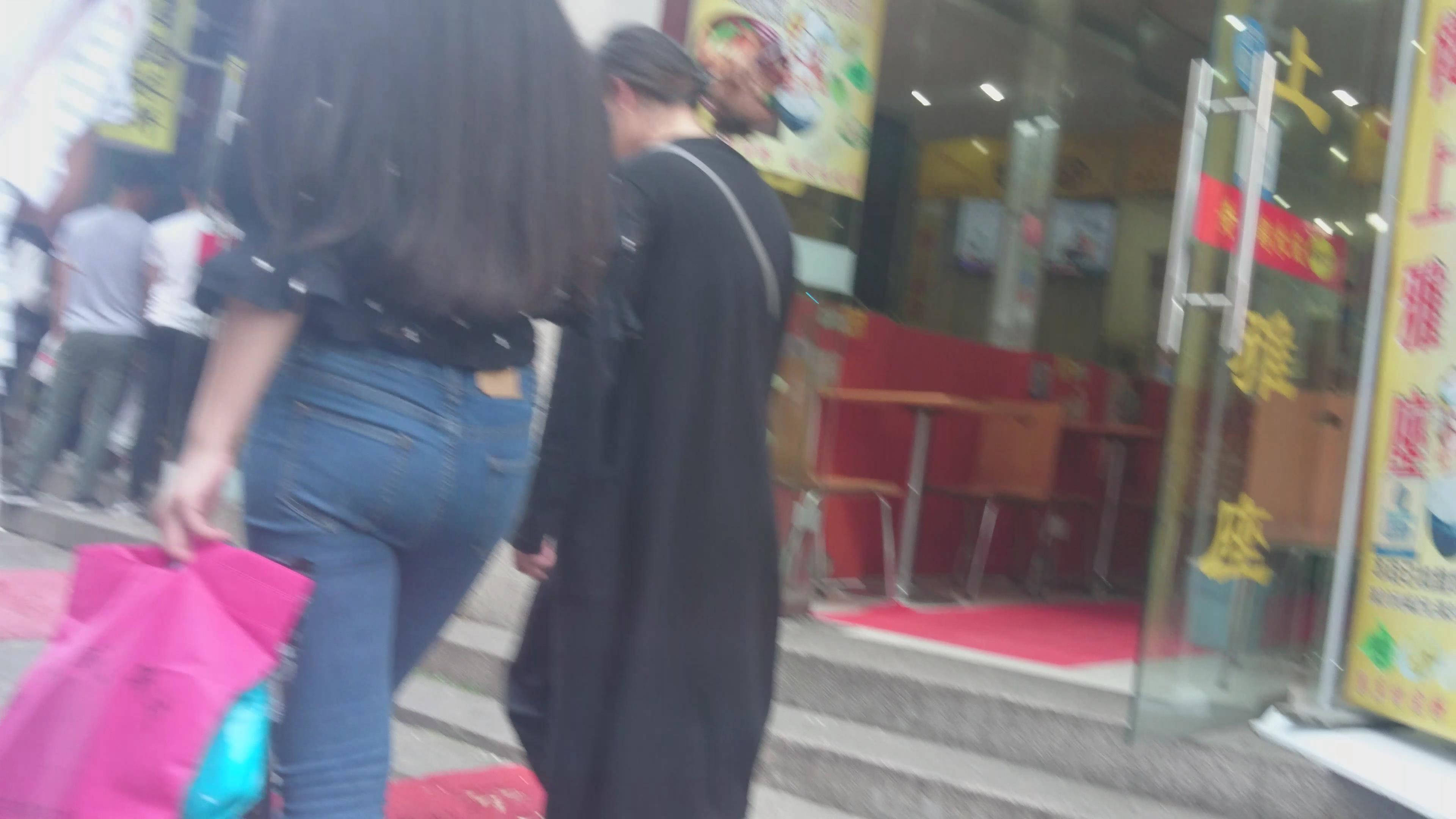 4k-跟拍极品丰臀蓝色牛仔裤美女，发育得太棒啦