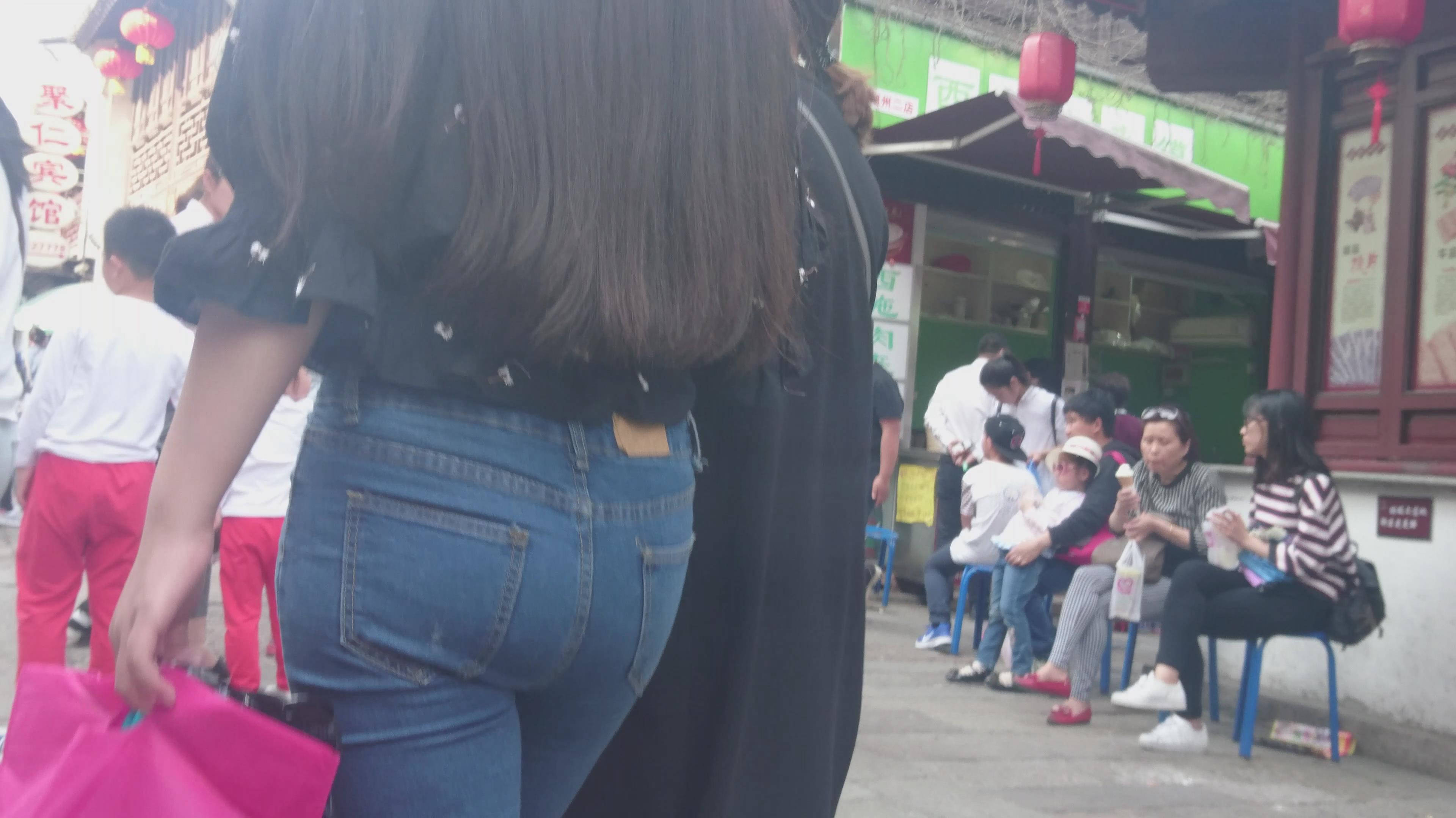 4k-跟拍极品丰臀蓝色牛仔裤美女，发育得太棒啦