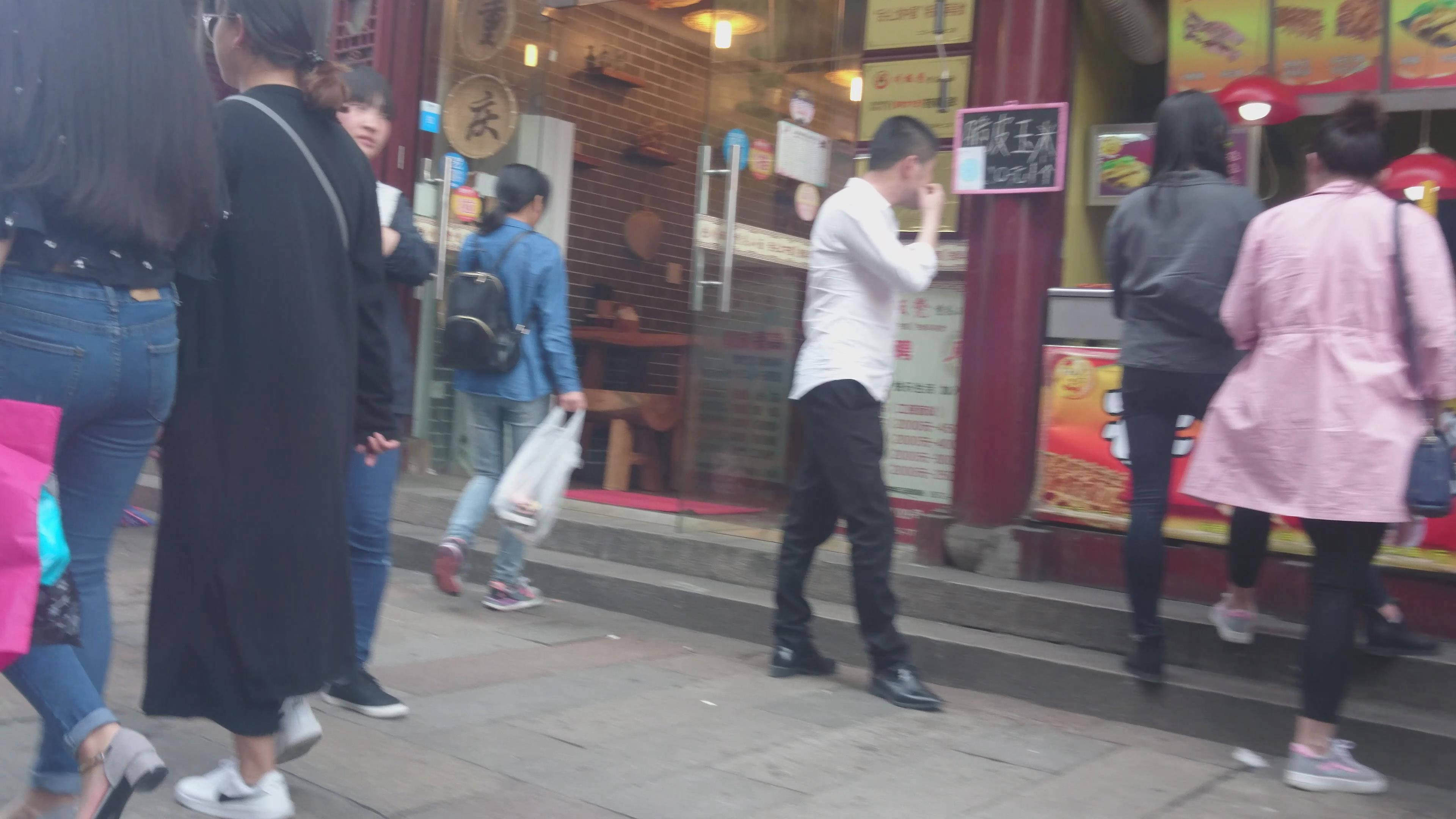 4k-跟拍极品丰臀蓝色牛仔裤美女，发育得太棒啦