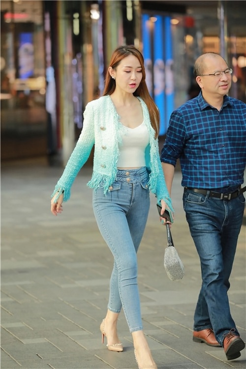 蓝色紧牛美女(109P)[1.39G/JPG]