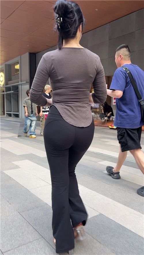 黑色紧身裤翘屯美女[7.9G/MP4]