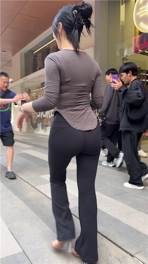 黑色紧身裤翘屯美女[7.9G/MP4]