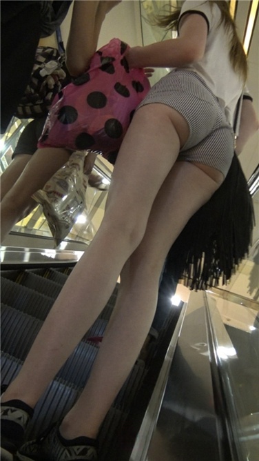 【街拍之魂】4K超清！超极品大长腿超短热裤美臀美女[MP4/3GB]