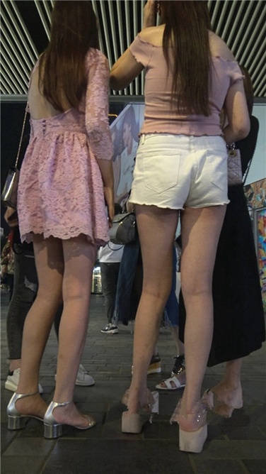 4K超清视频极！电影院 粉裙 短裤长腿大美女[MP4/2GB]