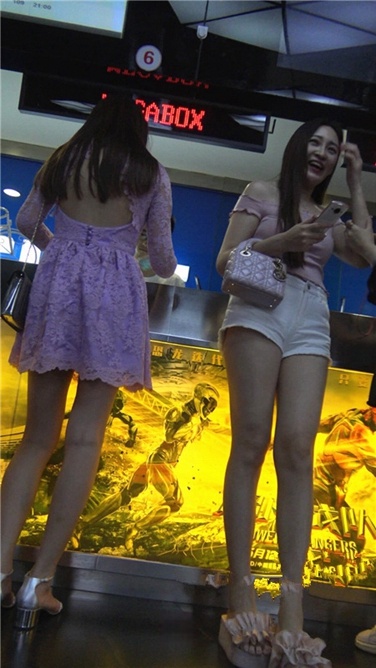 4K超清视频极！电影院 粉裙 短裤长腿大美女[MP4/2GB]