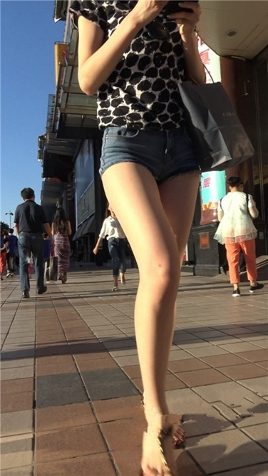 4K超清！极品大长腿超短热裤路美屯之小美女[MP4/2GB]