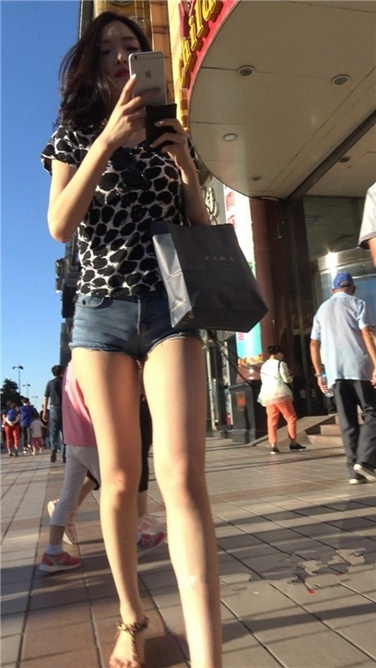 4K超清！极品大长腿超短热裤路美屯之小美女[MP4/2GB]