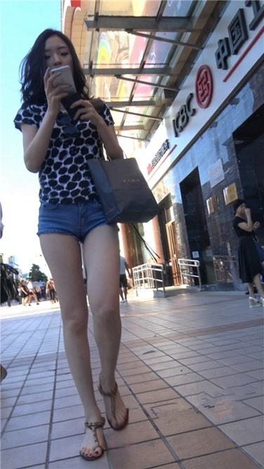 4K超清！极品大长腿超短热裤路美屯之小美女[MP4/2GB]