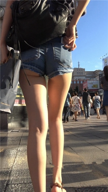 4K超清！极品大长腿超短热裤路美屯之小美女[MP4/2GB]