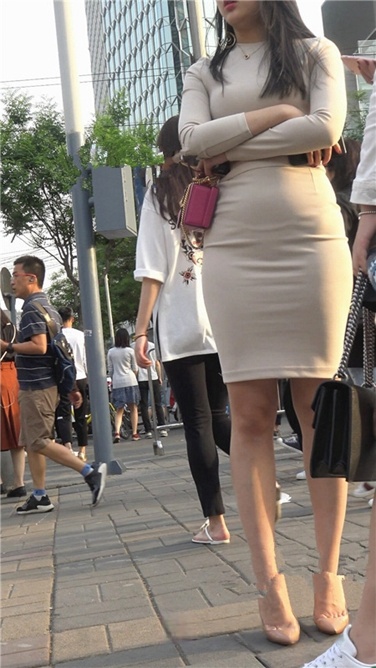 4K超清视频极！行走中的荷尔蒙-极品浅黄色包屯裙大美女[2G]