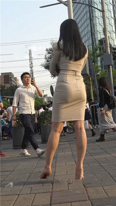 4K超清视频极！行走中的荷尔蒙-极品浅黄色包屯裙大美女[2G]