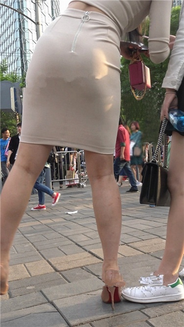 4K超清视频极！行走中的荷尔蒙-极品浅黄色包屯裙大美女[2G]