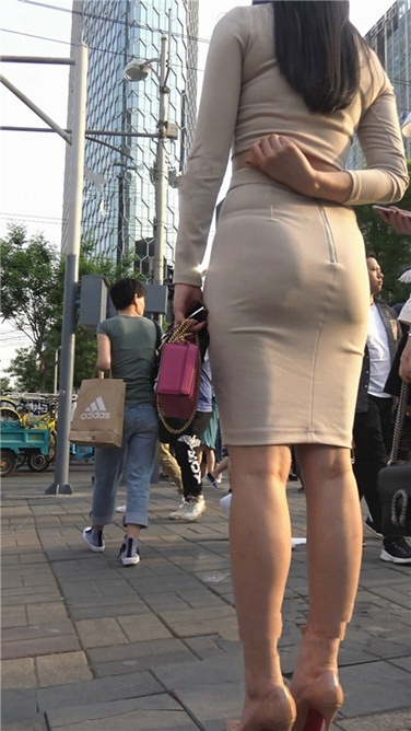 4K超清视频极！行走中的荷尔蒙-极品浅黄色包屯裙大美女[2G]