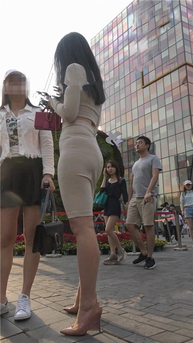 4K超清视频极！行走中的荷尔蒙-极品浅黄色包屯裙大美女[2G]