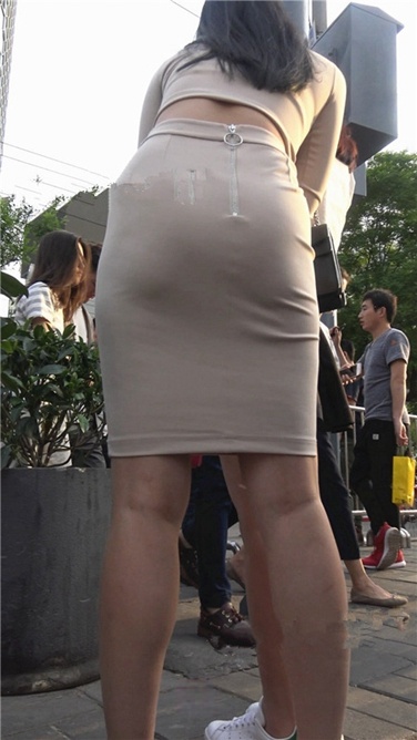 4K超清视频极！行走中的荷尔蒙-极品浅黄色包屯裙大美女[2G]