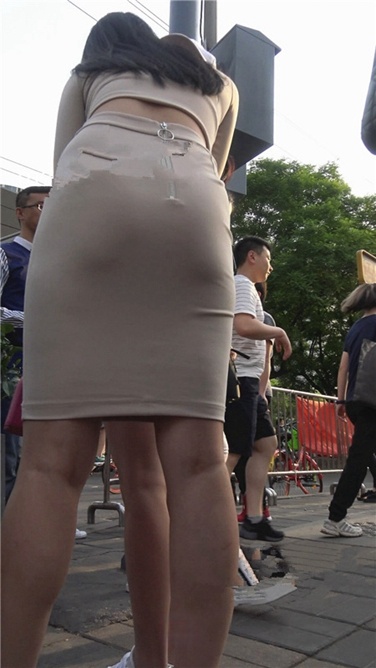 4K超清视频极！行走中的荷尔蒙-极品浅黄色包屯裙大美女[2G]