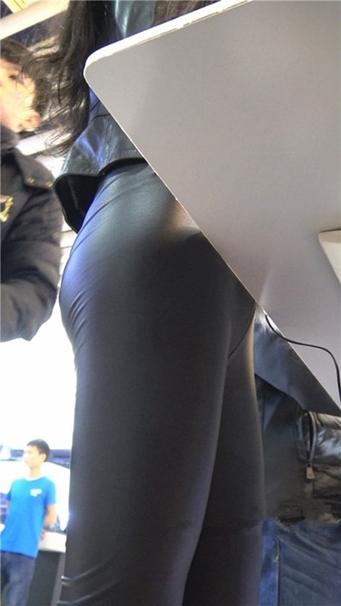 4K超清画质！商场性感紧身皮裤高挑美女第一季[3GB/MP4]