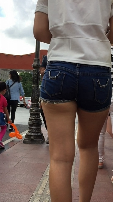 身材均匀的紧身热裤美女[MP4/730MB]