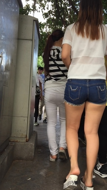 身材均匀的紧身热裤美女[MP4/730MB]