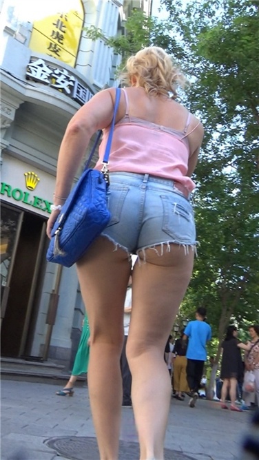 让人窒息的超短热裤丰臀熟女[MP4/818MB]