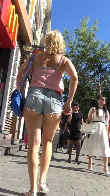 让人窒息的超短热裤丰臀熟女[MP4/818MB]