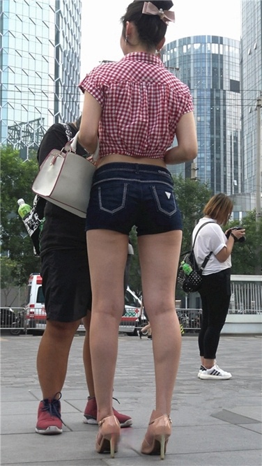 4K超清！紧身蓝牛热裤翘臀美熟女[MP4/3GB]