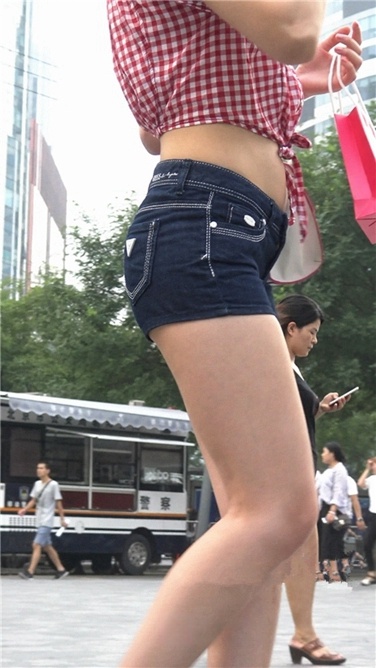 4K超清！紧身蓝牛热裤翘臀美熟女[MP4/3GB]